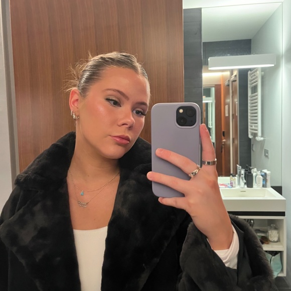 Meet your Posher, Megan - Picture 3 of 4